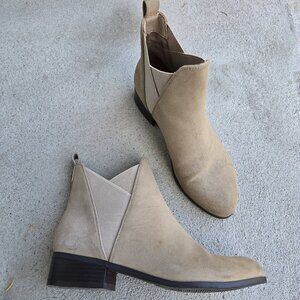 Sz 6 Chaps ankle boot bootie low heel tan beige faux suede